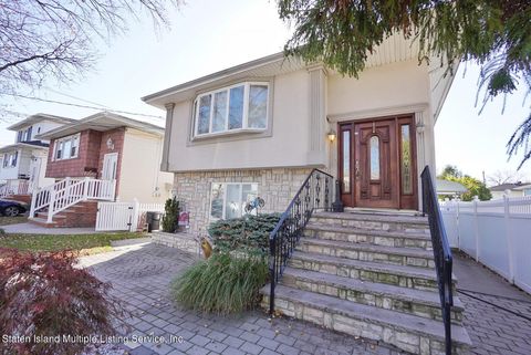 Photo of 18 Ruth Place, Staten Island, NY 10305 (MLS # 1158721)