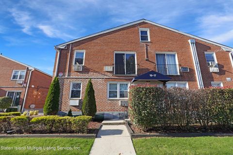 Photo of 19 Vera Street, Staten Island, NY 10305 (MLS # 1165385)