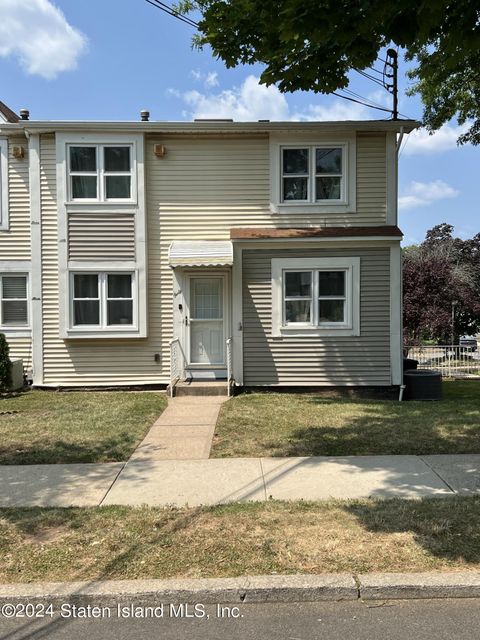 Photo of 40 Grissom Avenue, Staten Island, NY 10314 (MLS # 2404545)