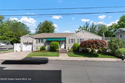 Photo of 23 Livingston Court, Staten Island, NY 10310 (MLS # 2502864)