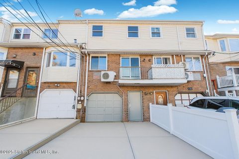 Photo of 22 Oakville Street, Staten Island, NY 10314 (MLS # 2600673)