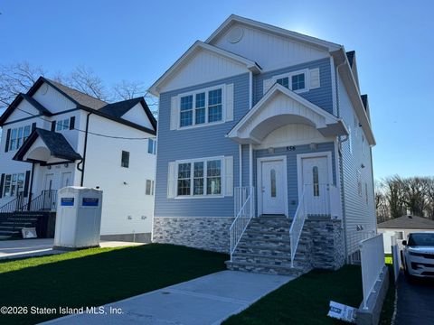 Photo of 556 Drumgoole Road E, Staten Island, NY 10312 (MLS # 2601814)