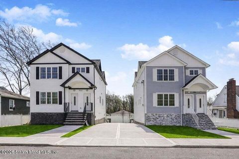 Photo of 556 Drumgoole Road E, Staten Island, NY 10312 (MLS # 2601814)