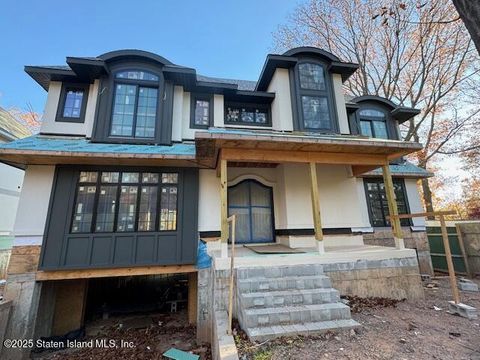 Photo of 280 Edinboro Road, Staten Island, NY 10306 (MLS # 2500189)