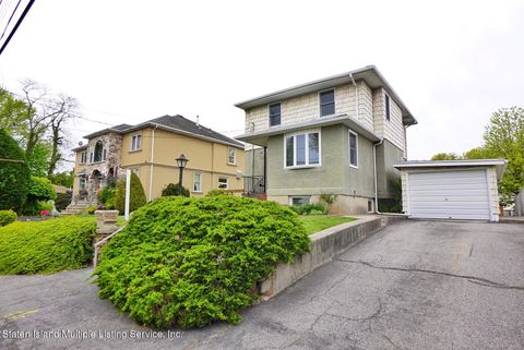 Photo of 100 Geldner Avenue, Staten Island, NY 10306 (MLS # 1161522)