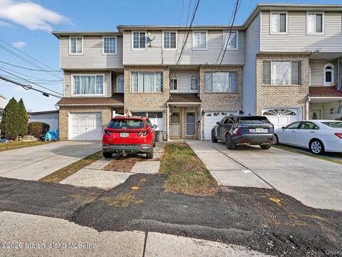 Photo of 327 Willow Road E, Staten Island, NY 10314 (MLS # 2601708)