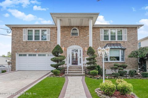 Photo of 46 Rochelle Place, Staten Island, NY 10312 (MLS # 2505996)