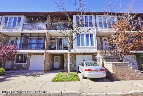 Photo of 51 Lamped Loop #B1, Staten Island, NY 10314 (MLS # 1164662)