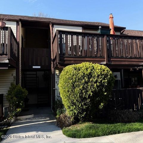 Photo of 64 Nancy Court, Staten Island, NY 10306 (MLS # 2601975)