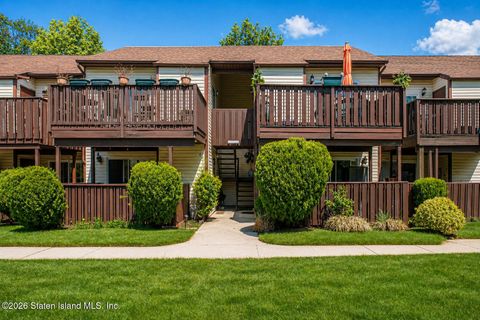 Photo of 64 Nancy Court, Staten Island, NY 10306 (MLS # 2601975)