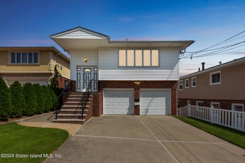 Photo of 99 Greenport Street, Staten Island, NY 10304 (MLS # 2403802)