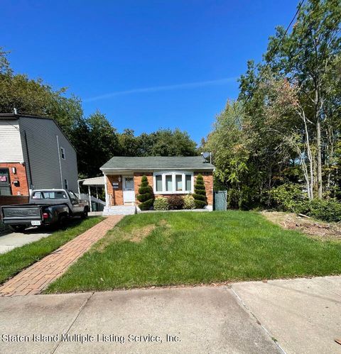 Photo of 379 Woodrow Road, Staten Island, NY 10312 (MLS # 1164698)