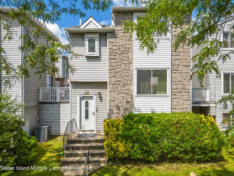 Photo of 12 Farragut Avenue, Staten Island, NY 10303 (MLS # 1163837)