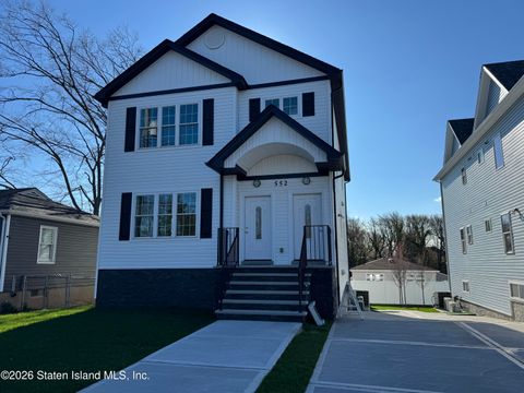 Photo of 552 Drumgoole Road E, Staten Island, NY 10312 (MLS # 2601815)