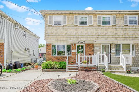 Photo of 320 Fairbanks Avenue, Staten Island, NY 10306 (MLS # 2503552)