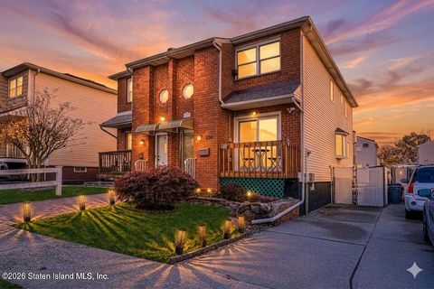 Photo of 234 Brookfield Avenue, Staten Island, NY 10308 (MLS # 2601913)