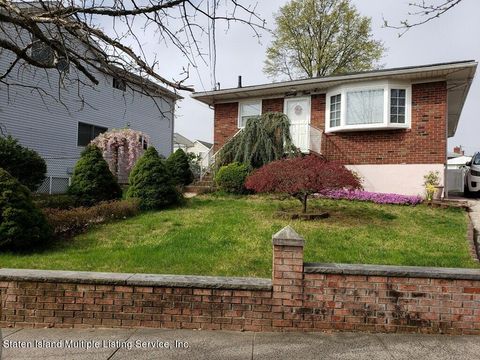 Photo of 24 Mills Avenue, Staten Island, NY 10305 (MLS # 1161395)
