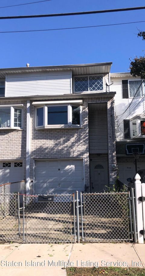 Photo of 19 Grandview Avenue, Staten Island, NY 10303 (MLS # 1158588)