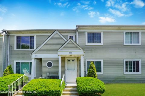 Photo of 607 Correll Avenue #2, Staten Island, NY 10309 (MLS # 2403262)