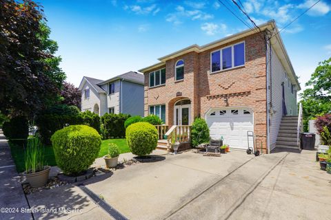 Photo of 39 Selkirk Street, Staten Island, NY 10309 (MLS # 2403234)