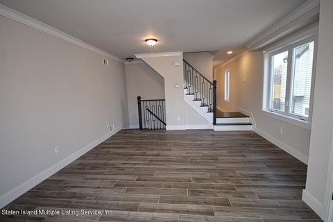 Photo of 98 Lenevar Avenue, Staten Island, NY 10309 (MLS # 1165609)