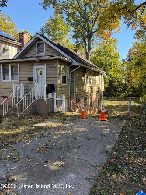 Photo of 634 Drumgoole Road E, Staten Island, NY 10312 (MLS # 2606007)