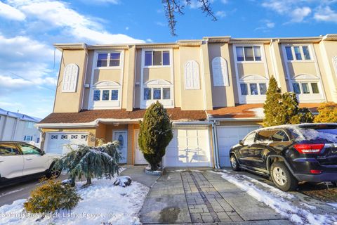 Photo of 721 Correll Avenue, Staten Island, NY 10309 (MLS # 2400354)