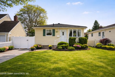 Photo of 124 Champlain Avenue, Staten Island, NY 10306 (MLS # 2601800)