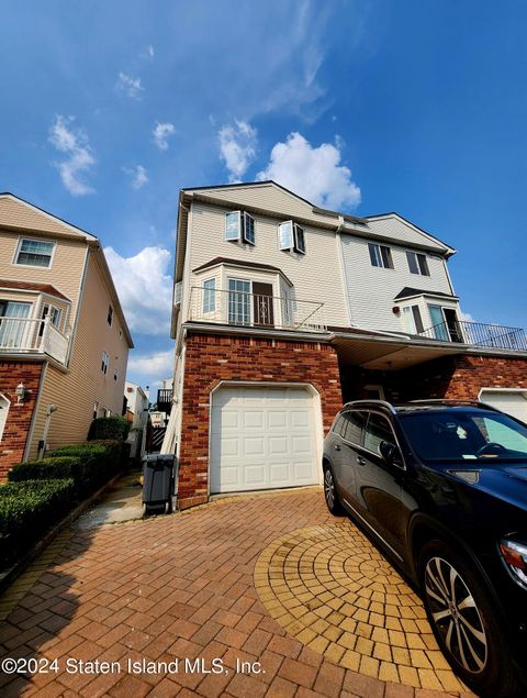 Photo of 81 Blythe Place, Staten Island, NY 10306 (MLS # 2404724)
