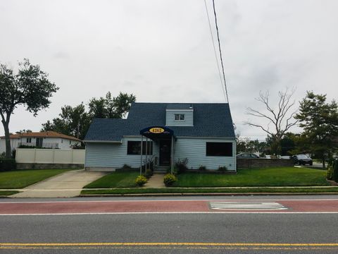 Photo of 4262 Richmond Avenue, Staten Island, NY 10312 (MLS # 2601148)