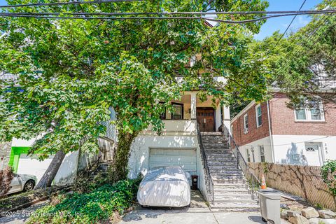 Photo of 301 Westervelt Avenue, Staten Island, NY 10301 (MLS # 2504714)