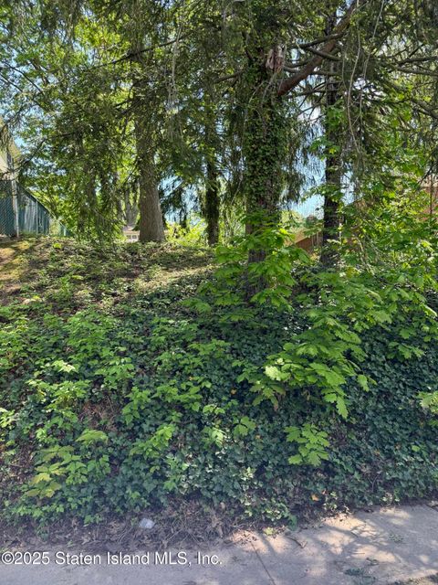 Photo of 28 Glenwood Avenue, Staten Island, NY 10304 (MLS # 2502624)