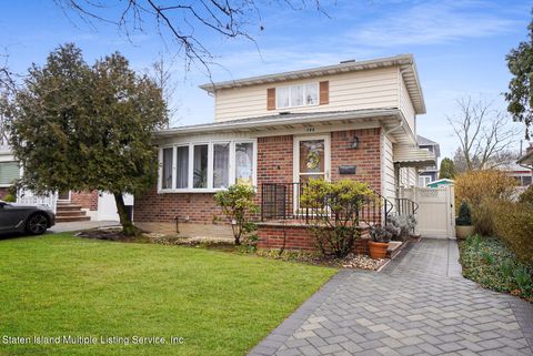 Photo of 148 Amber Street, Staten Island, NY 10306 (MLS # 1160745)