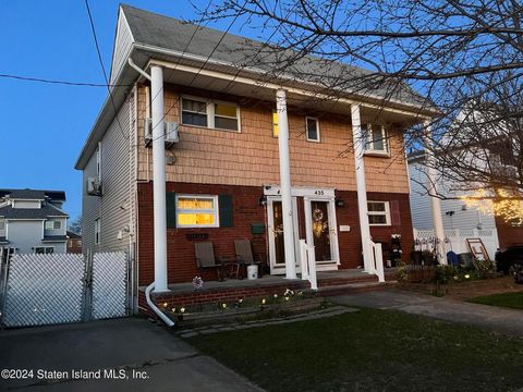 Photo of 431 Bedford Avenue, Staten Island, NY 10306 (MLS # 2403048)
