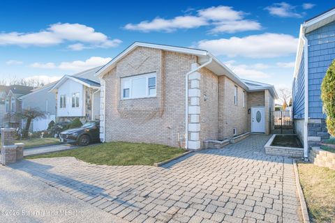 Photo of 43 Country Woods Lane, Staten Island, NY 10308 (MLS # 2600373)