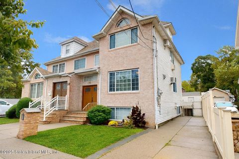Photo of 47 Lisbon Place, Staten Island, NY 10306 (MLS # 2506075)