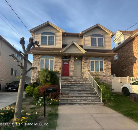 Photo of 26 Norwalk Avenue, Staten Island, NY 10314 (MLS # 2502258)