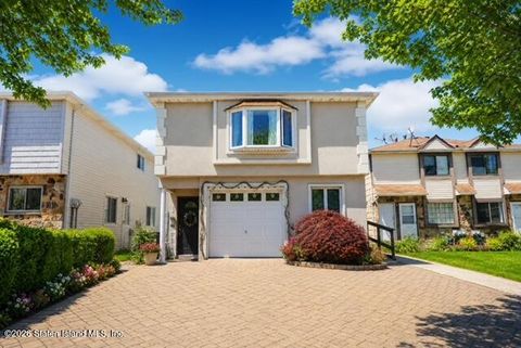 Photo of 59 Luke Court, Staten Island, NY 10306 (MLS # 2602506)