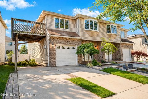 Photo of 742 Maguire Avenue, Staten Island, NY 10309 (MLS # 2602195)