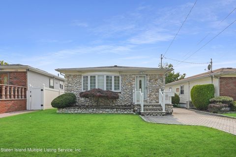 Photo of 112 Woods Of Arden Road, Staten Island, NY 10312 (MLS # 1163207)