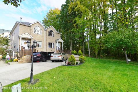 Photo of 53 Foothill Court, Staten Island, NY 10309 (MLS # 1164950)