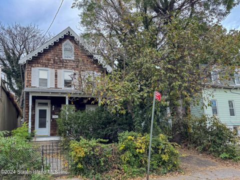 Photo of 137 Woodruff Lane, Staten Island, NY 10310 (MLS # 2406289)