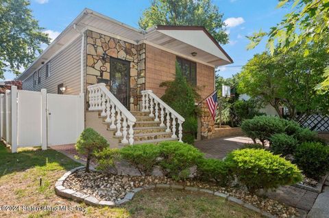 Photo of 219 Freedom Avenue, Staten Island, NY 10314 (MLS # 2405276)