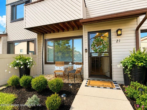 Townhouse For Sale - 21 Wolkoff Lane<br/> Staten Island, NY 10303