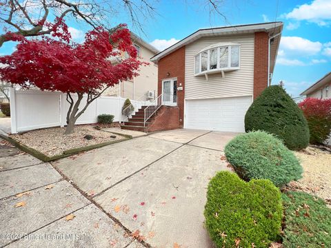 Photo of 22 Duncan Street, Staten Island, NY 10304 (MLS # 2406493)