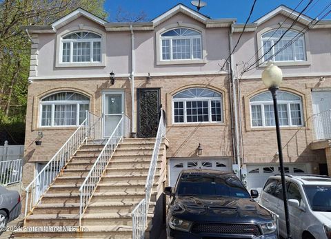 Townhouse in Staten Island NY 27 Tessa Court.jpg