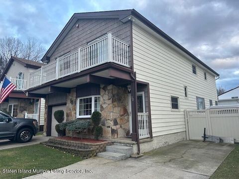 Photo of 30 Jasper Street, Staten Island, NY 10313 (MLS # 1163251)