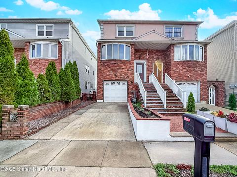 Photo of 43 Cherrywood Court, Staten Island, NY 10308 (MLS # 2506717)