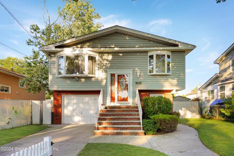 Photo of 109 Barclay Avenue, Staten Island, NY 10312 (MLS # 2404770)