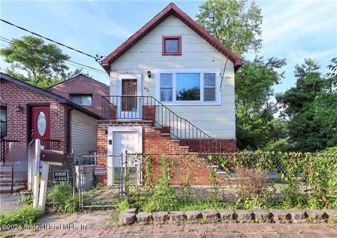 Photo of 433 Hamden Avenue, Staten Island, NY 10306 (MLS # 2403924)